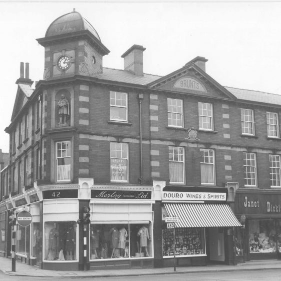 Old black and white photo of the Brunts Building in 1964 including Douro Wines and Spirits shop
